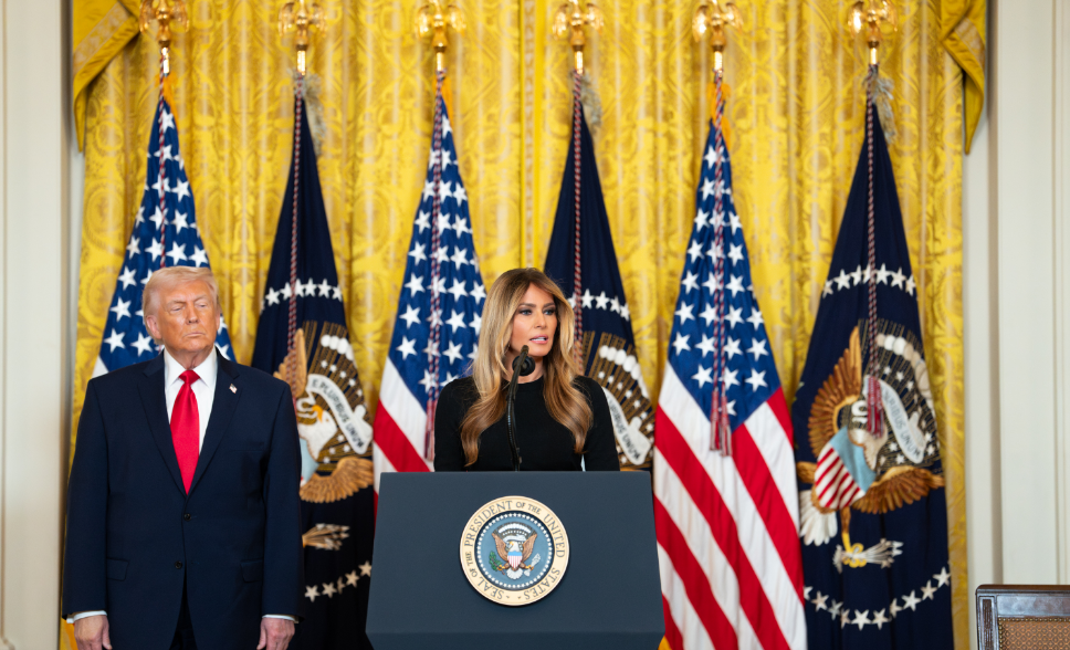 Меланія Трамп самостійно вела переговори про Олешки з Зеленським та Путіним, розписана кожна година операції — Fox News Меланія Трамп самостійно вела переговори про Олешки з Зеленським та Путіним, розписана кожна година операції — Fox News
